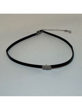 Thin leather chocker